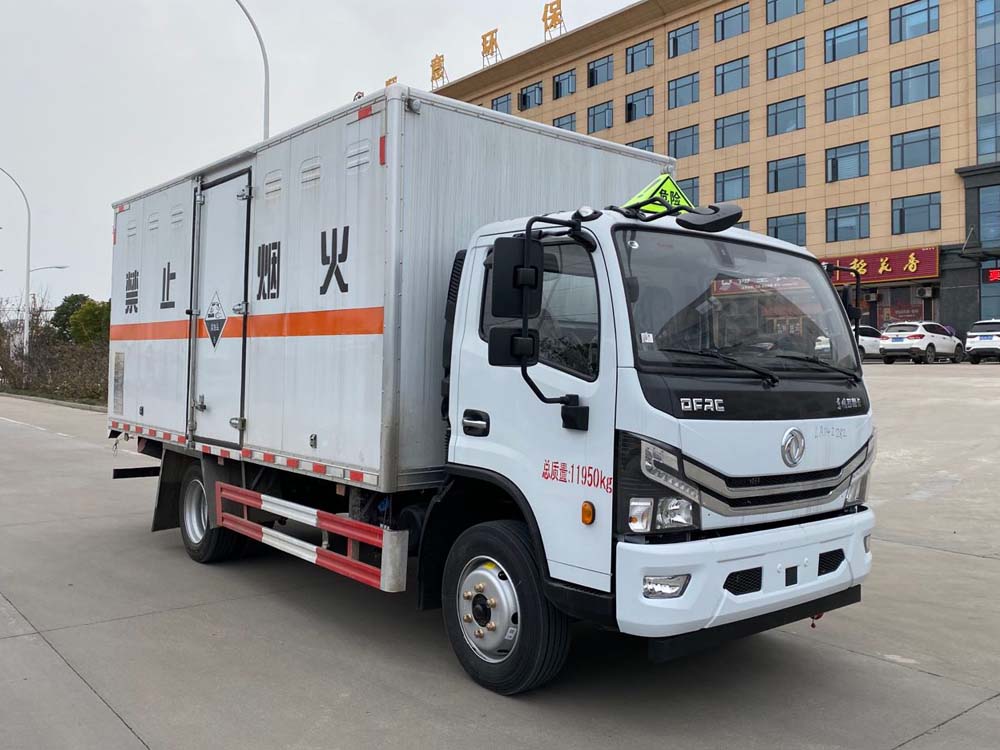 楚勝牌CSC5125XFW6型腐蝕性物品廂式運(yùn)輸車