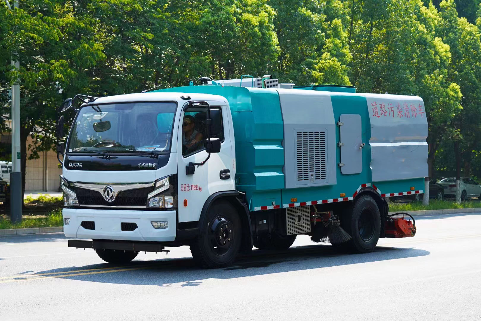 東風(fēng)多利卡深度保潔車(chē)（道路污染清除車(chē)）