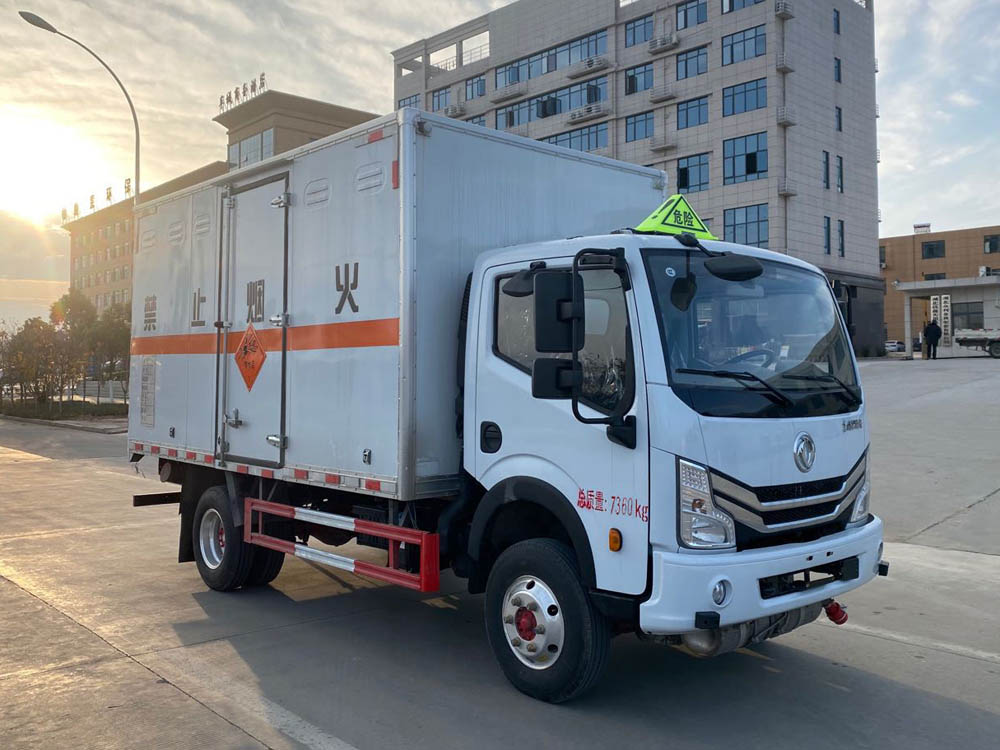 楚勝牌CSC5075XQY6型爆破器材運(yùn)輸車(chē)